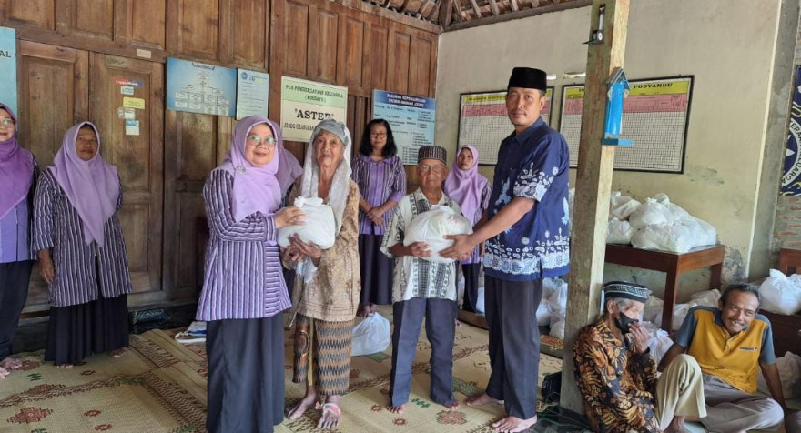 PKK Dan PokGiat Jodog Salurkan Santunan Untuk Kaum Duafa